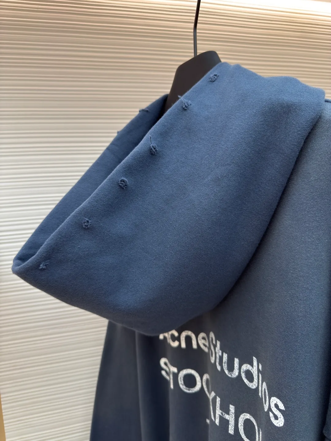 Acne Studios 1996 distressed printed hooded sweatshirt ●Authentic product: Purchased and developed by 3259 ●Item number: 1680619-A85 ●Fabric: pure cotton fabric ●Technology: printing production ●Version: loose fit ●Weight: about 1030 grams ●Size: S-M-L-XL ●Description: The fabric is made of custom-made pure cotton, washed with distressed and dirty gradient techniques, printed on the back, and the overall wiring is straight and delicate. The fabric is comfortable and soft, with consistent colors and no color difference. It can be matched with the same style to create a fashionable look and control various occasions. Customized accessories, complete with three standards, same style for men and women!